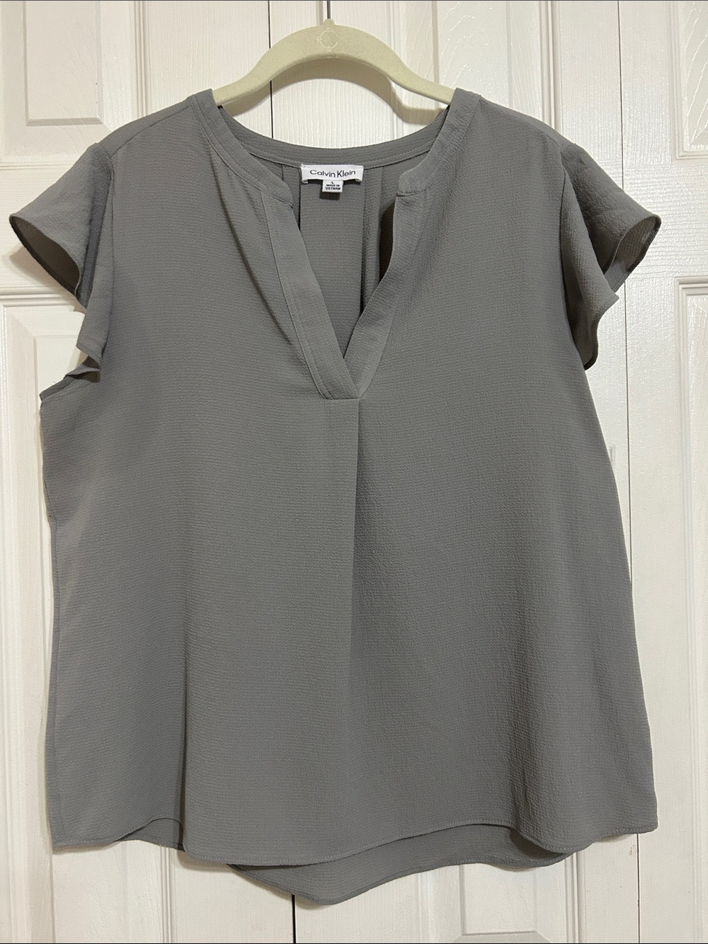 Calvin Klein Light Gray V-Neck Short Sleeve Blouse